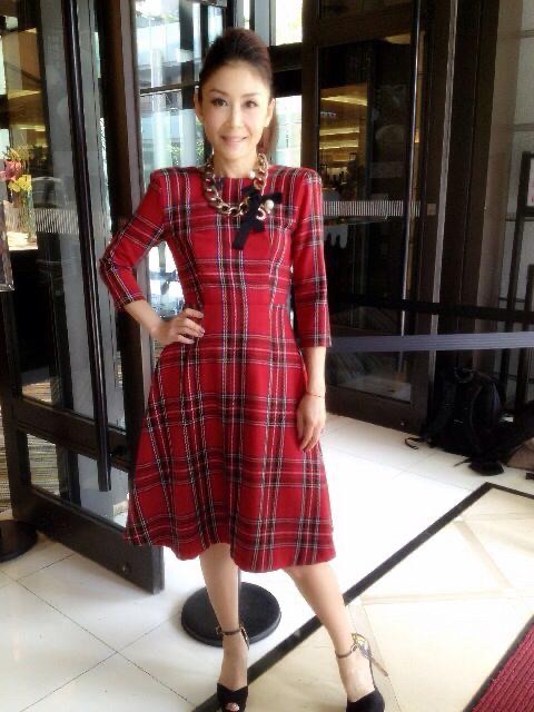 ▲要將流行元素結合穿搭，曲艾玲建議關鍵在於不要放太多重點在身上。