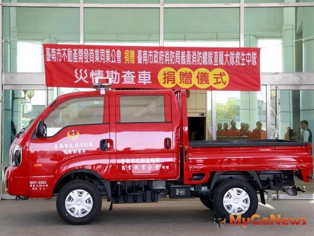 ▲台南市不動產開發公會捐贈災情勘查車，黃偉哲感謝強化南市救援能量(圖：台南市政府)