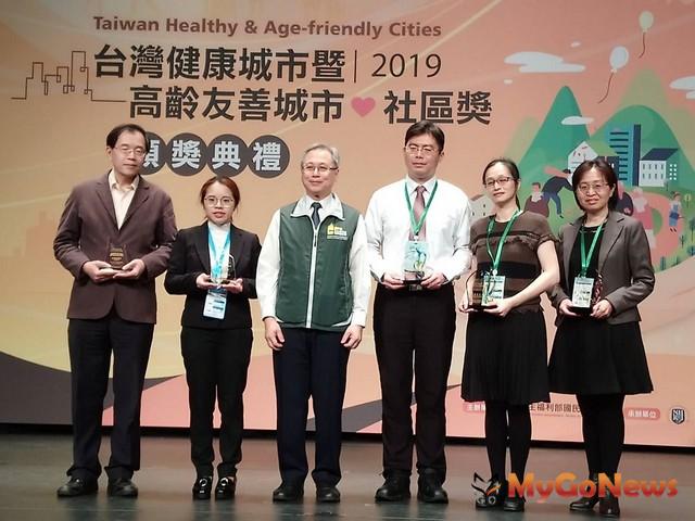 ▲高市府啟動立體綠化及通用環境專案成果斐然 榮獲衛福部健康城市及高齡友善獎(圖：高雄市政府)