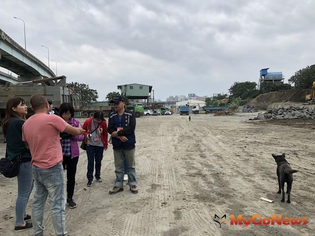 ▲市府團隊前進五股垃圾山，2個半月完成650間廠家訪視(圖：新北市政府)