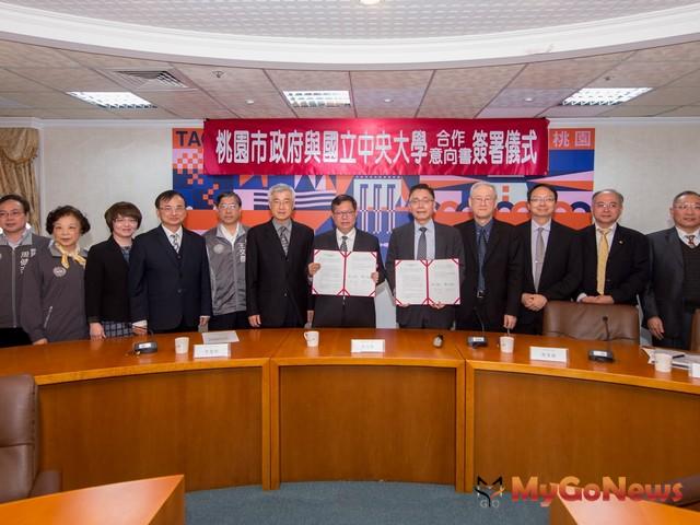 ▲桃市府與中大簽署合作意向書，加速推動八德智慧健康創新園區計畫(圖：桃園市政府)