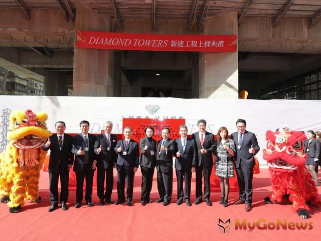 ▲Diamond Tower2020年1月16日正式上樑,全案每坪平均單價開價250萬元起