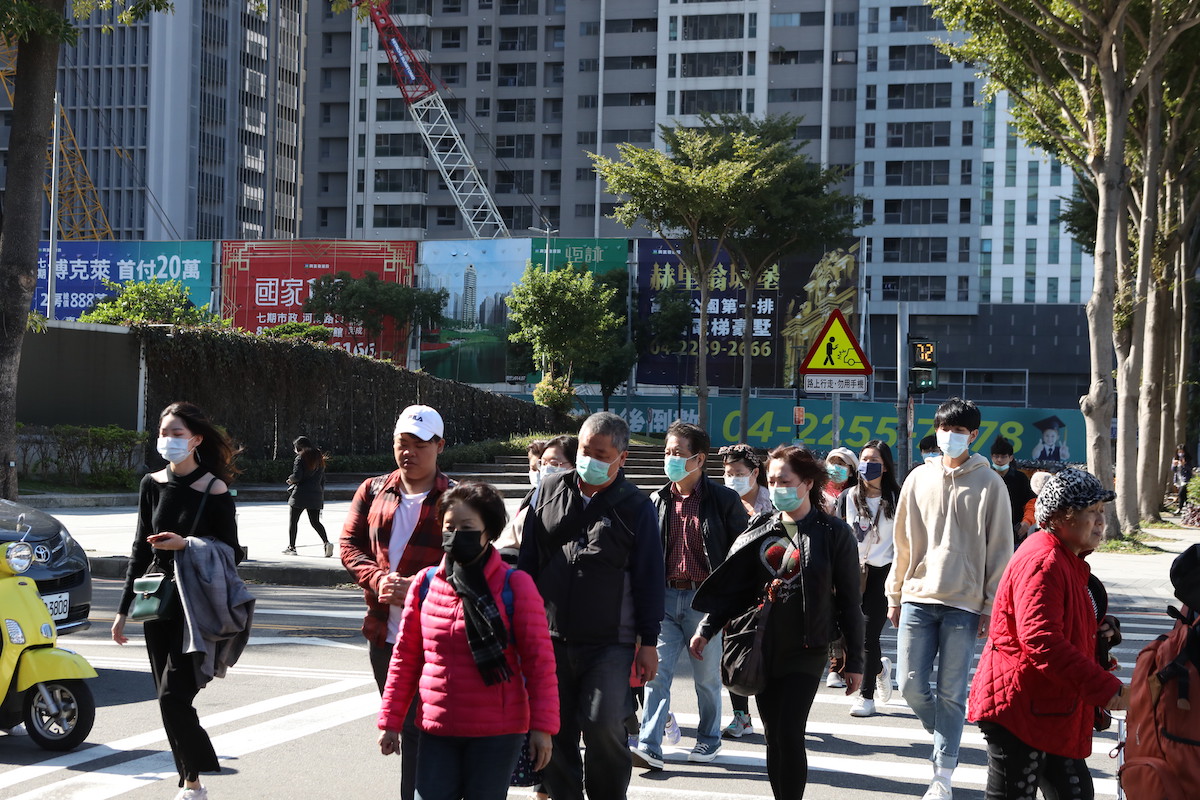 ▲今年開春後，口罩成為全民爭搶的醫療物資，疫情也牽動民眾的購屋決策。