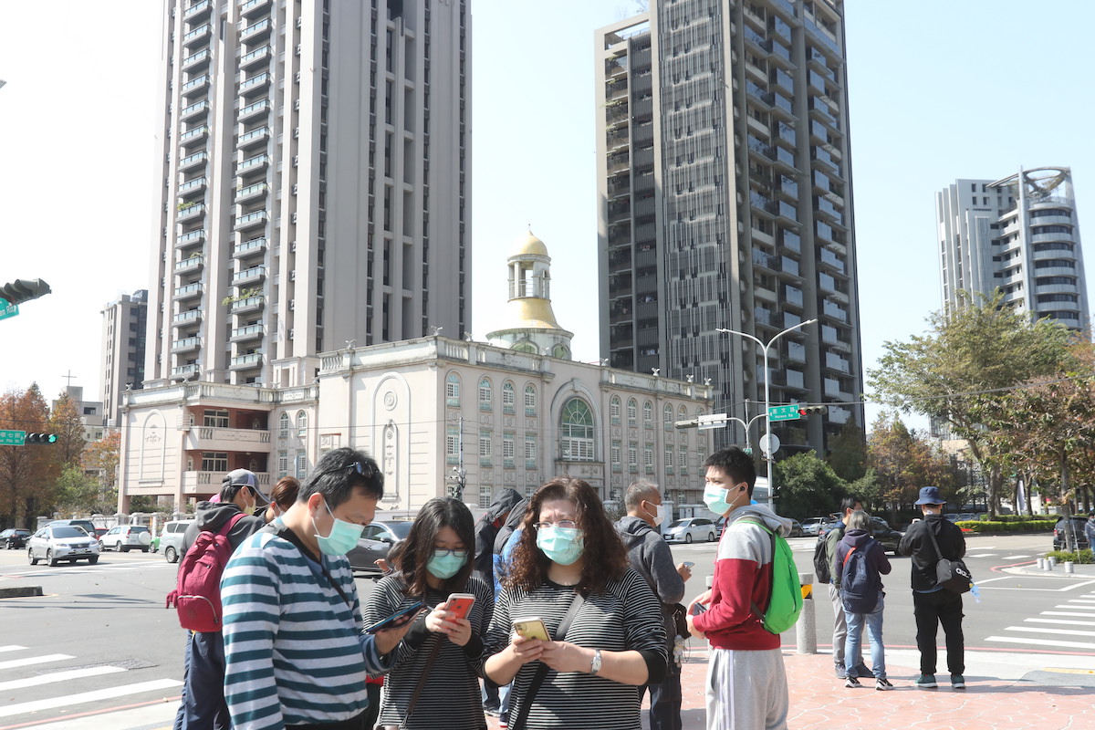 ▲疫情來襲，民眾多傾向戶外活動，須集客群聚的餐飲業、零售業，業績下滑明顯。