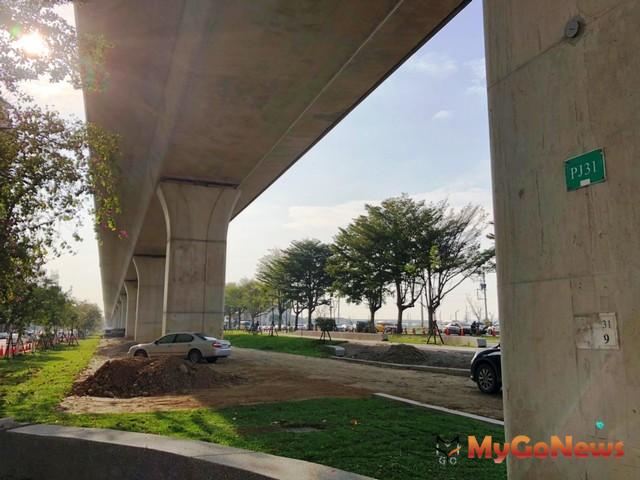▲全台最大鐵路高架橋下多目標停車場暨商場招商案啟動了，圖為大慶停車場段現場(圖：台鐵局)