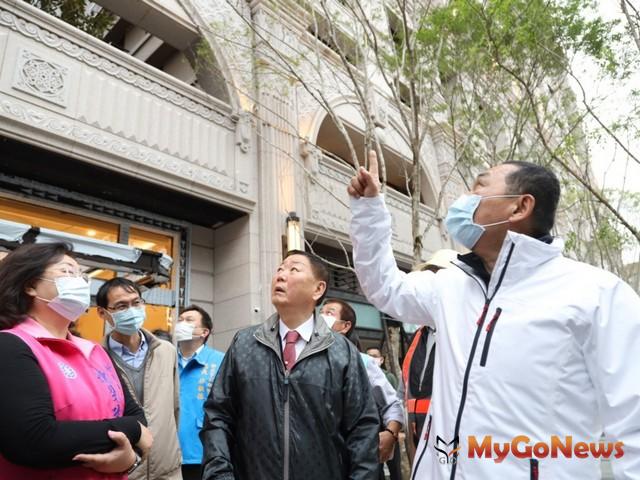 ▲侯友宜帶大陳居民視察公辦都更品質，盼加速推動整合其他單元公辦都更(圖：新北市政府)