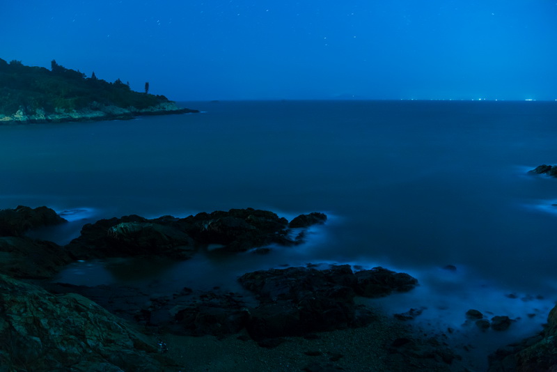圖/東莒無光害的環境，十分適合觀賞藍眼淚；星星點點的淡藍色螢光點亮海面，場景如夢似幻。