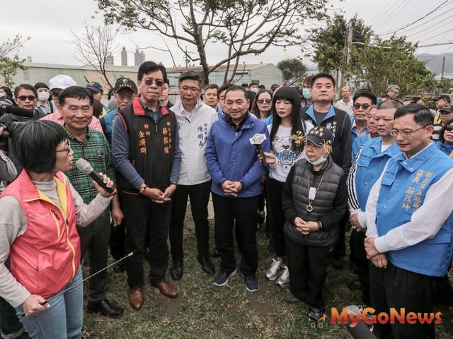 ▲五股垃圾山變身環保藝術新垃園,侯友宜視察期待提昇五股生活品質(圖:新北市政府)