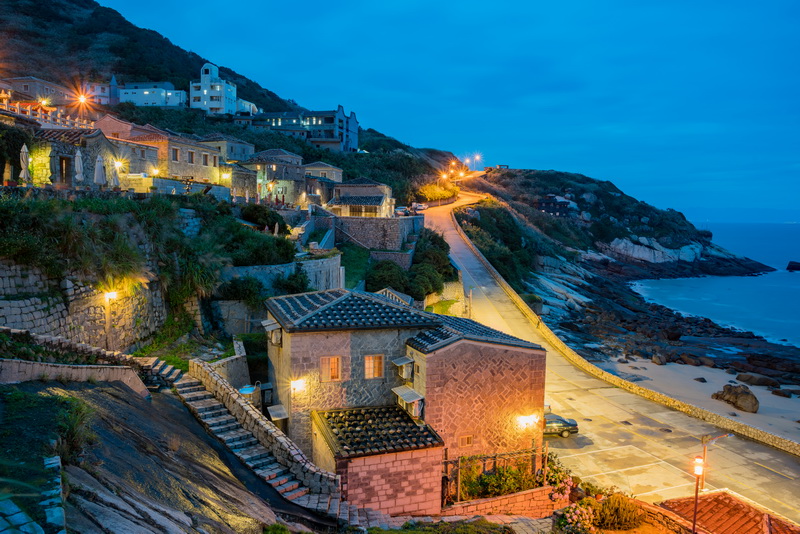 圖/萬家燈火點亮了夜晚的芹壁，別有一番風情，是留宿此地才能看到的光景。