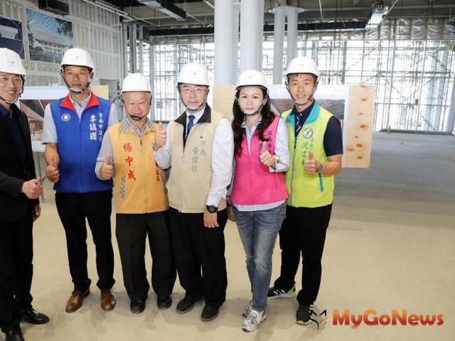 ▲台南巿立圖書館總館年底開館，黃偉哲期成為南市景新亮點(圖：台南市政府)