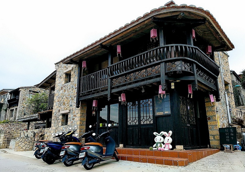 圖/民宿主人重新修復的百年老房擁有臨海與日落美景，常讓旅人忘了時光流逝。