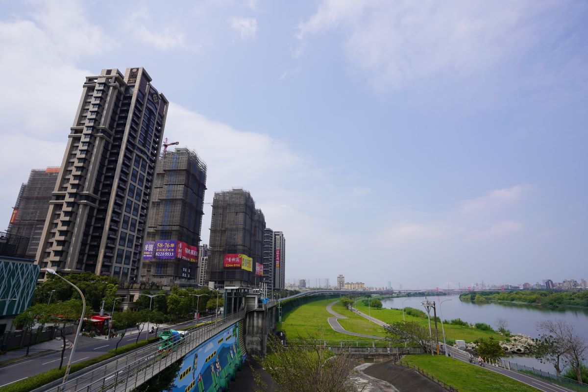 ▲新北市推案集中在重劃區，華中橋西側重劃區「遠雄百富」案量最大，標榜是重劃區最後一塊水岸第一排基地。