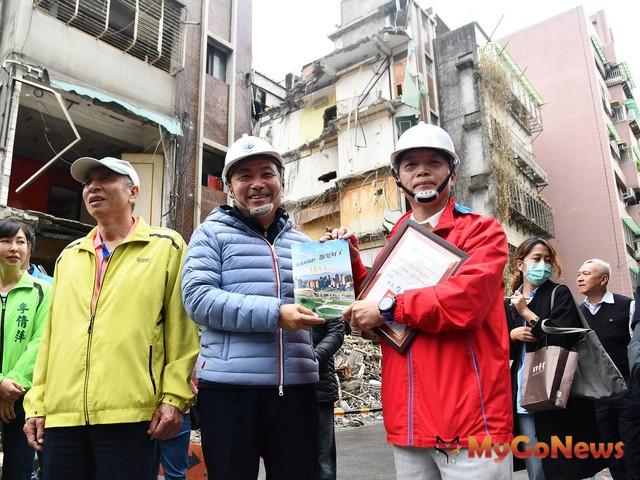▲蘆洲海砂屋都更開拆，侯友宜表揚住戶自主精神(圖：新北市政府)