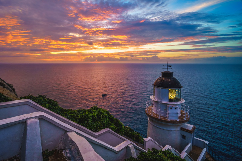 圖/傍晚，東引燈塔亮起，與落日餘暉相互輝映，也守候著一方寧靜美景。