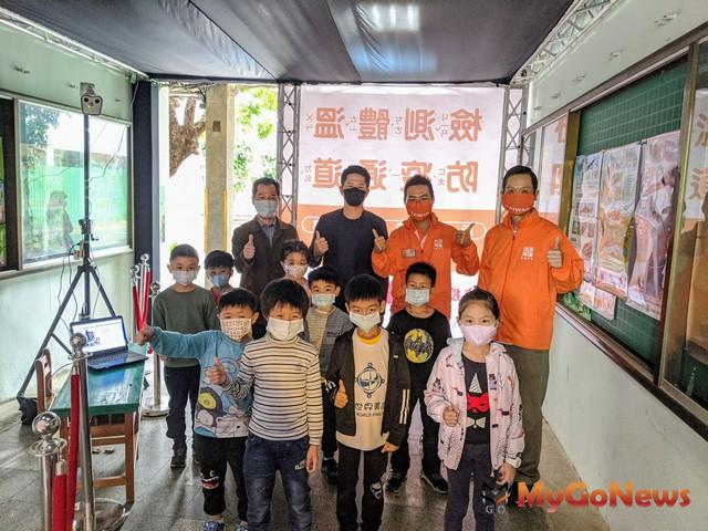 ▲防疫期也能做公益，台灣房屋林冠宇捐贈青埔國小熱像儀，讓孩子安全上學，家長安心上班(圖：台灣房屋)