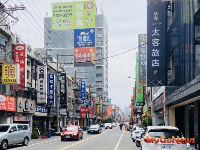 ▲桃市低總店面好入手！2019年兩千萬內店面交易創五年新高，桃園中正路夜市商圈人潮多，小店面交易熱(圖：台灣房屋)