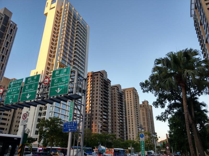 ▲信義計劃區指標豪宅案「琢白」，16樓戶守住200萬俱樂部底線。