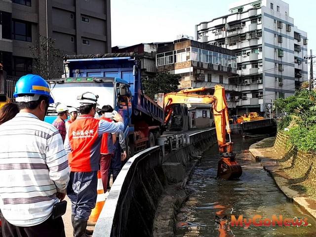 ▲金山區公所抽查A幹線雨水下水道施作情形，責請廠商確實清淤(圖：新北市政府)