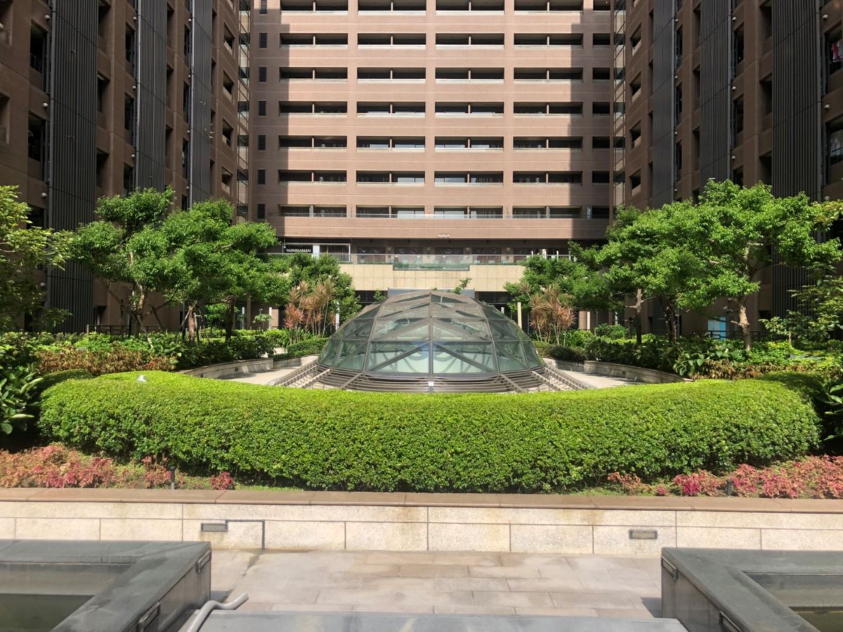 ▲政府降地租，地上權產品先受惠。圖為「京站」5樓中庭。