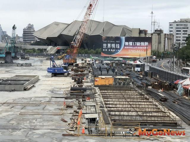 ▲世界明珠全案工程，由日系中鹿與華熊營造承攬，基地現場全面施工中(圖：南港輪胎)。