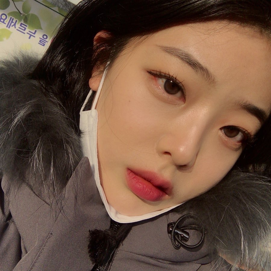 唇彩則可以選擇訴求不沾杯的口紅，或是擦完口紅後，在嘴唇疊上一張衛生紙，以蜜粉清掃做定妝