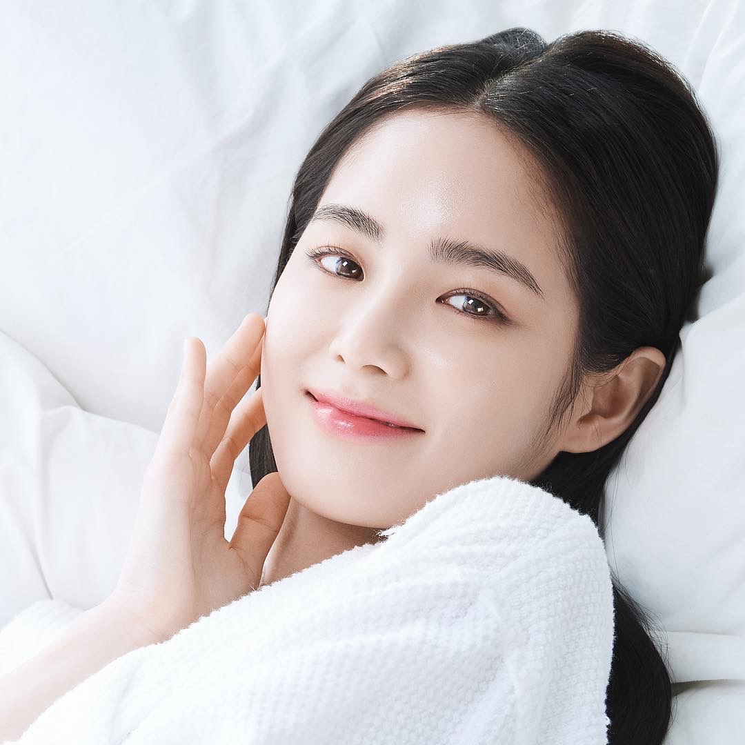 外出前擦的保養品最好以「清爽」為主，像是凝露、凝膠、清爽型乳液。