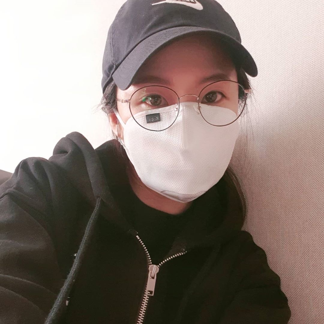 因為口罩內部悶熱加上濕氣，因此更容易出油、出汗，反倒容易變成細菌溫床、毛孔阻塞