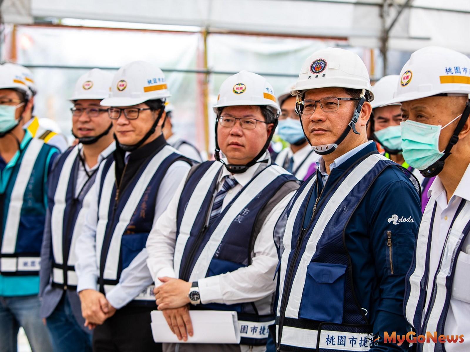 ▲立法院交通委員會考察桃園捷運綠線高架工程，預計2020年底完成13跨橋面版(圖：桃園市政府)