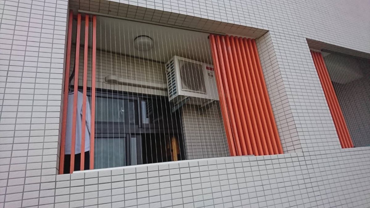 ▲高樓層的隱形鐵窗是為了防墜，若在低樓層則可以加裝警報器，增加防盜功能。高安隱形鐵窗提供