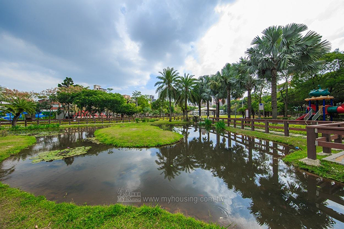 建案擁萬坪朝陽公園等10座公園的綠意生活空間。