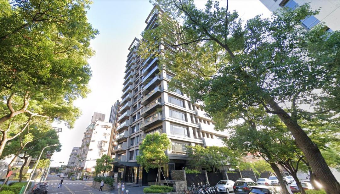 ▲大直豪宅「忠泰園舞曲」出現持有僅5個月就轉手賠售130萬元交易。(翻攝自Google街景)