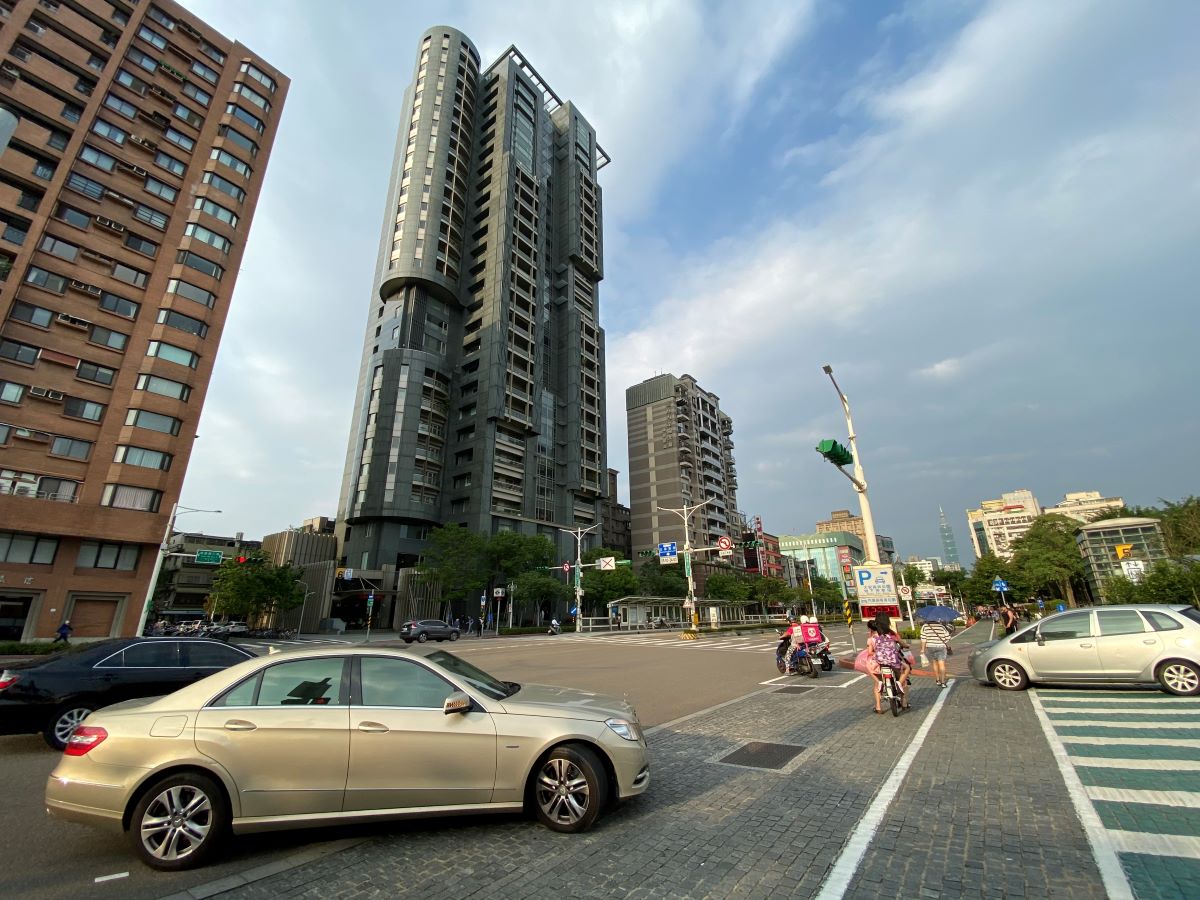 ▲房子不是「不動產」,Mike趁防疫降息潮,適時低利貸款買名車。