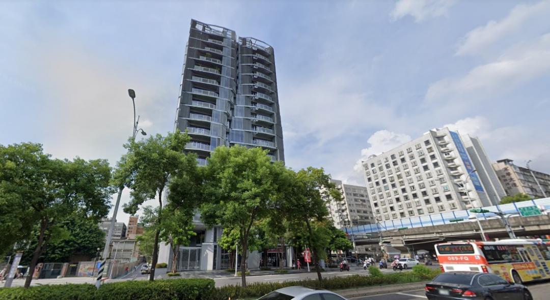 ▲民權東路一段豪宅「忠泰M」於今年3月交易14樓戶，總價來到1.0639億。(翻攝自Google街景)