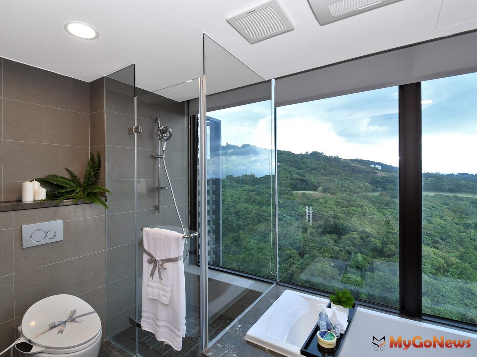 ▲設計軟實力比一比「浴室永遠擺在視野最好的地方」，鄉林25年前就享受衛浴大片落地窗景，開窗邊間與降板浴缸(圖：鄉林建設)