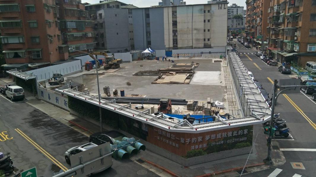 ▲歷經抗爭10年，北市大安區臥龍街的全家福社區海砂屋都更案終於得以重見光明