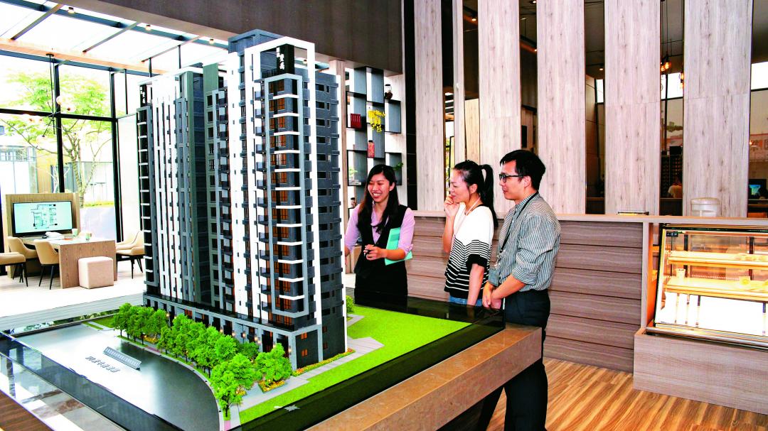 ▲甜蜜6月結婚旺季來到,許多新婚首購族有購屋成家需求。(鮑行健攝)