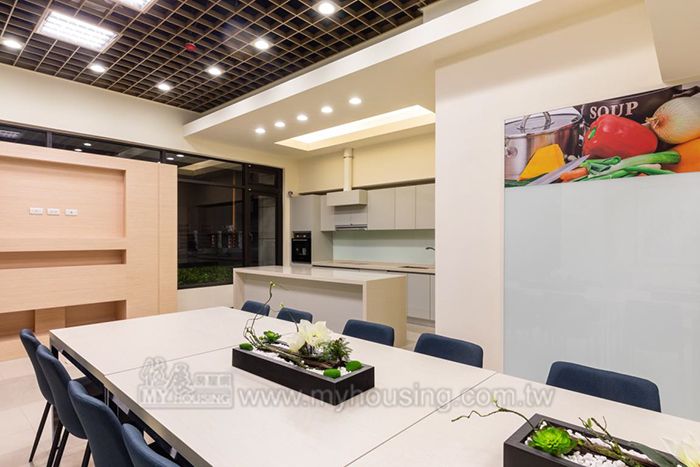 噴泉中庭花園與多功能廚藝室。