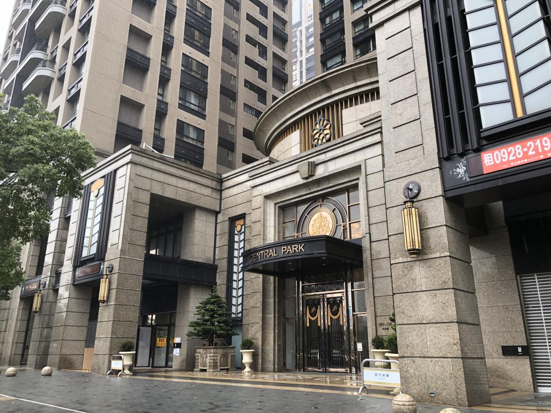 ▲新莊副都心的中央路，沿線幾個大坪數豪宅近年轉售都慘賠。（全國不動產提供）