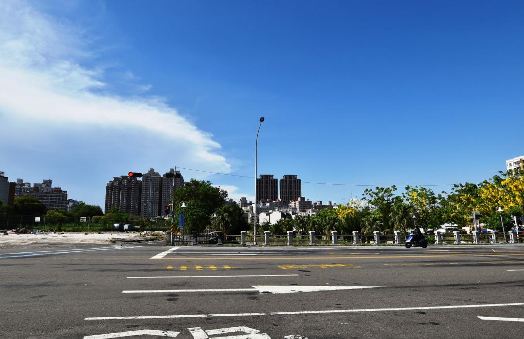 ▲位於大順一路、聯興路旁愛河支流二側,緊鄰「悦誠廣場」社區百貨已劃設20餘年的9196坪體二用地,已變更為4447坪住五用地、3509坪公園與部分道路公設,將採公辦市地重劃,近日內已開始拆除地上物鐵皮屋,預計2年後公辦重劃完成。