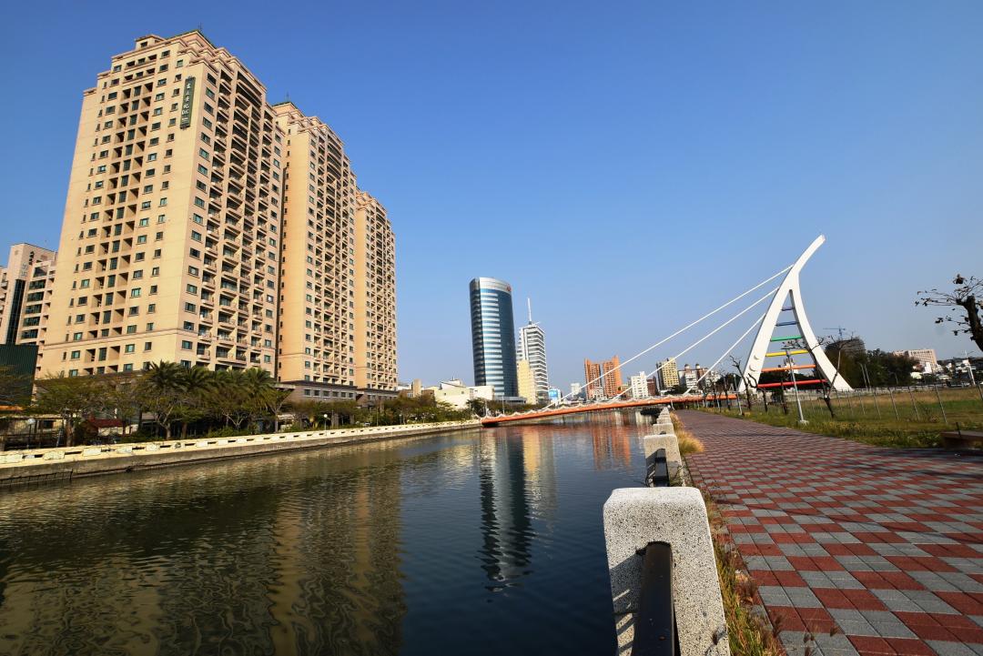 ▲最受矚目的中西區中國城暨運河星鑽1筆府前一街1865.36坪精華地，百慶建設以總價20億1462萬餘元得標，單坪得標價108萬元，創下台南公有地得標價歷史新高記錄。