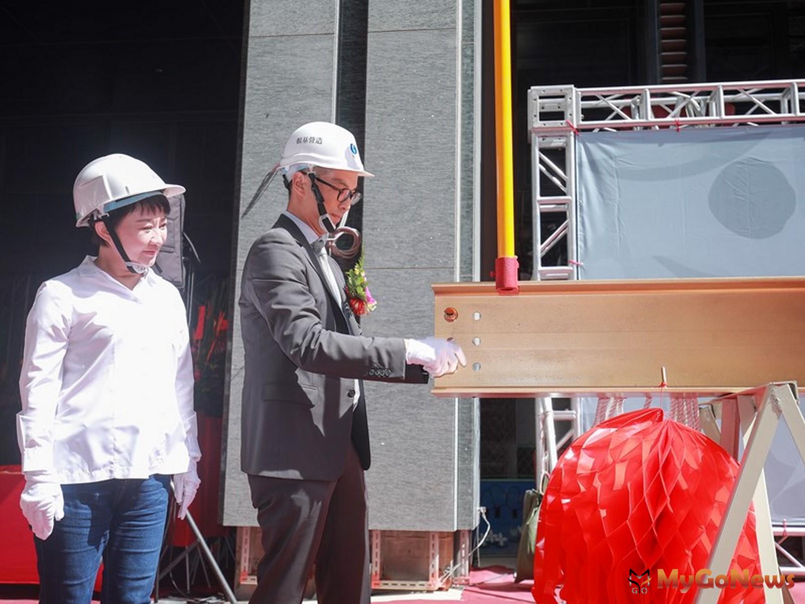 ▲冠德建設董事長馬志綱(右)與台中市長盧秀燕(左)主持台中首案捷運綠線文華高中站聯合開發大樓上樑典禮，(圖：冠德建設)