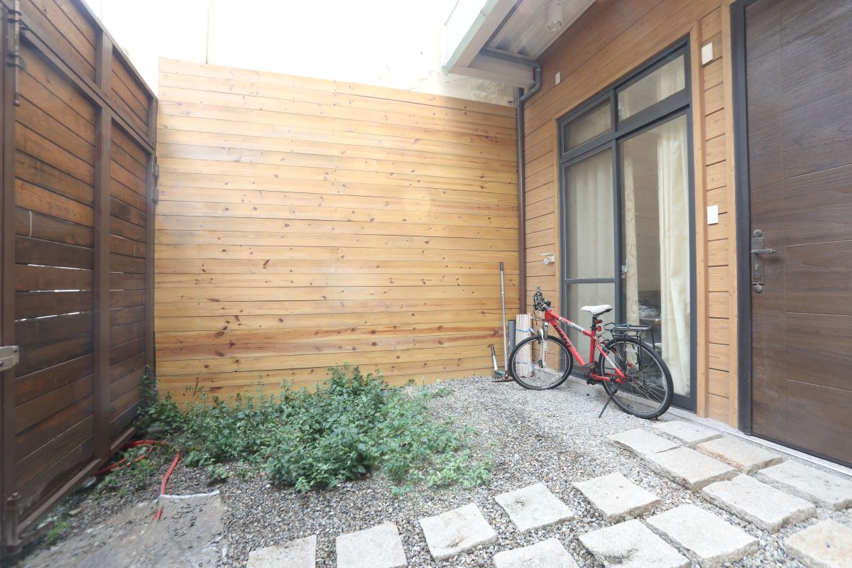 ▲陽台或院子為緩衝空間，讓太陽不會直射入室內。