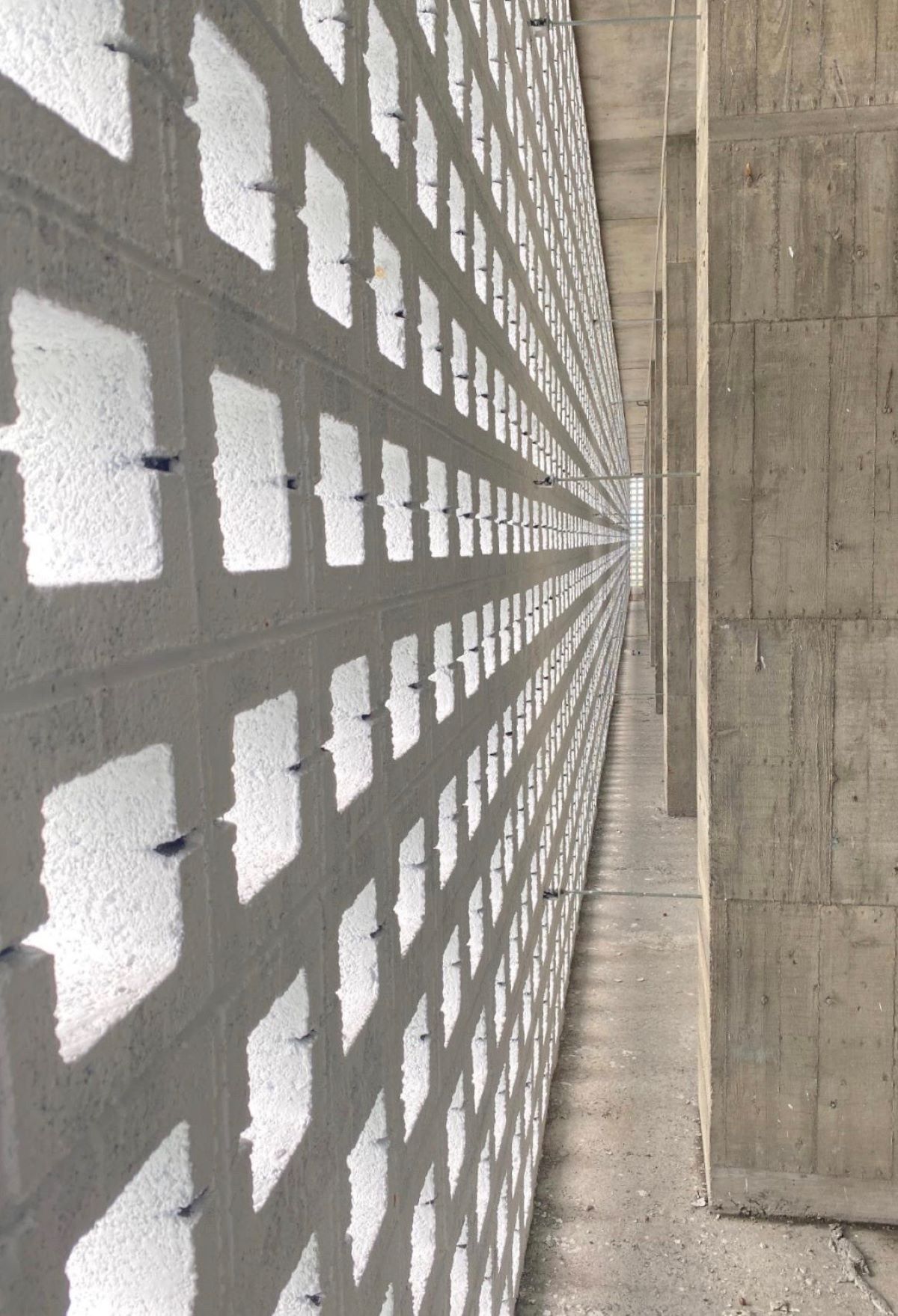 ▲建物外可規劃複層外牆，製造空氣層，讓熱更容易被帶出室外。
