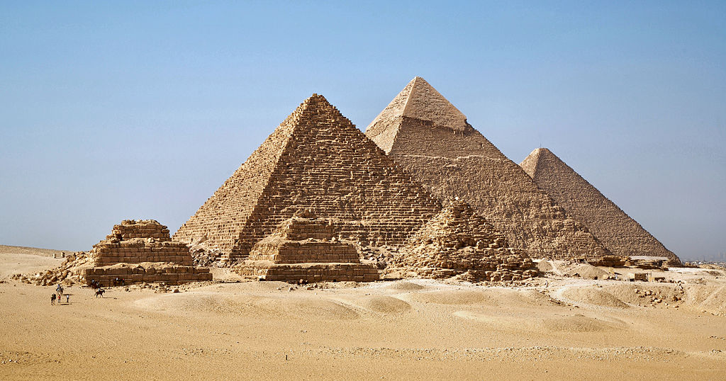 吉薩金字塔群 (Photo by Ricardo Liberato, License: CC BY-SA 2.0, 圖片來源commons.wikimedia.org/wiki/File:All_Gizah_Pyramids-2.jpg)