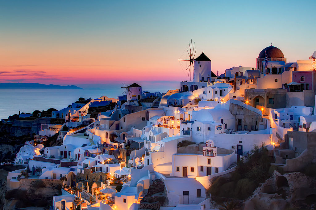 聖托里尼島的伊亞日落時分 (Photo by Pedro Szekely, License: CC BY-SA 2.0, 圖片來源www.flickr.com/photos/43355249@N00/8309058736)