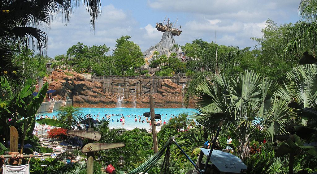 颱風湖的「五月山」(Photo by Chad Sparkes from Kissimmee,Florida, United States, License: CC BY 2.0, 圖片來源www.flickr.com/photos/chad_sparkes/17875664772)
