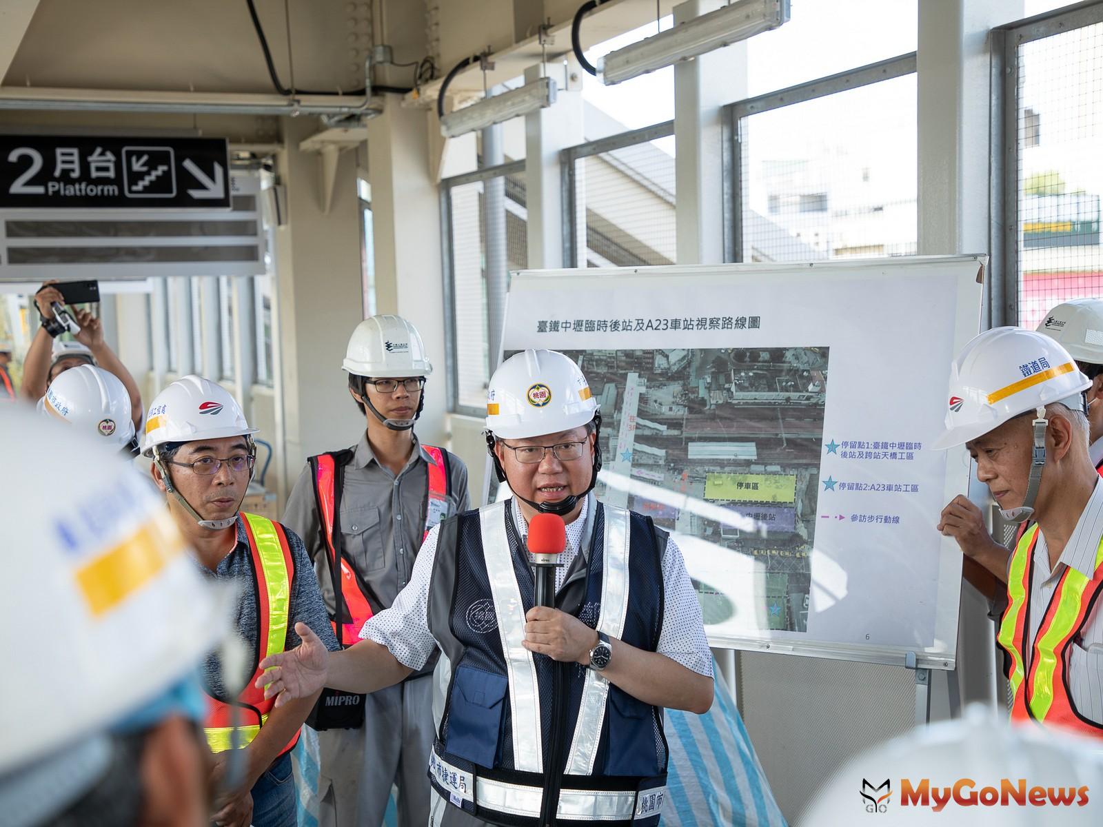 ▲鄭文燦視察中壢車站鐵路地下化先導工程，台鐵中壢臨時後站及跨站天橋9月將完工(圖：桃園市政府)
