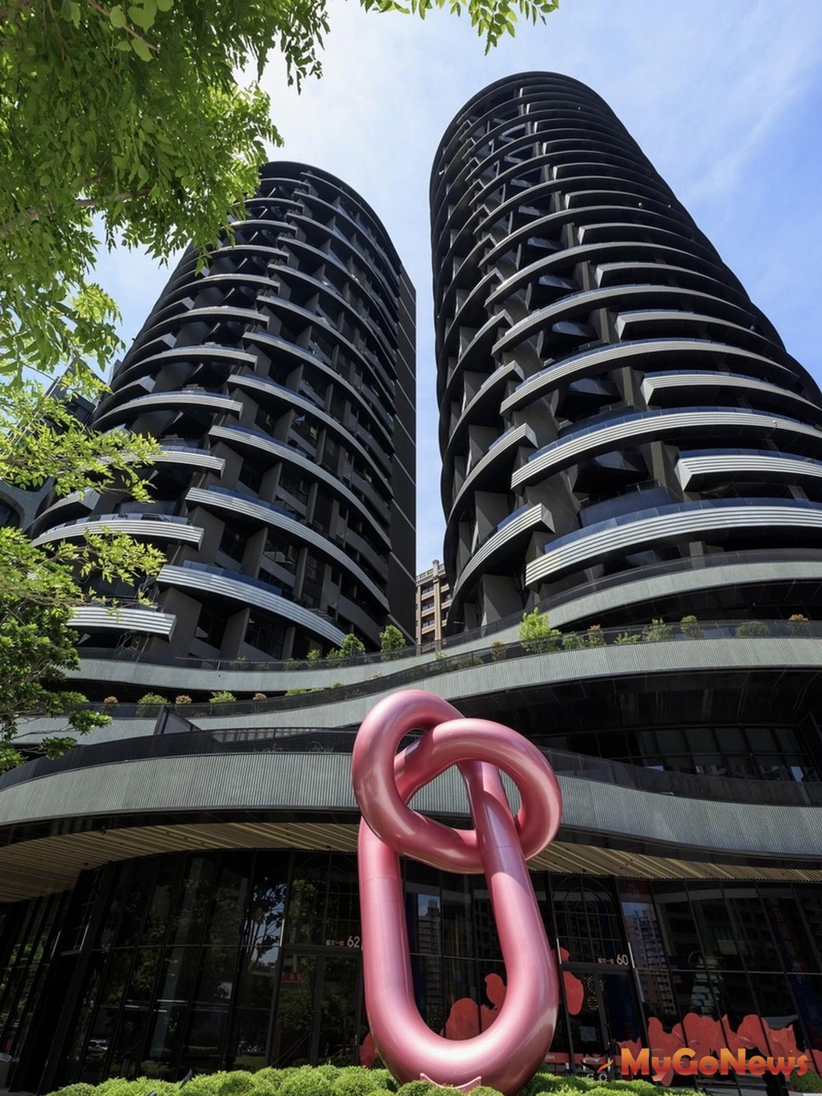 ▲作品高達5公尺,直徑60公分,以日本職人的精湛技術,運用彎管和直管焊接而成,在在傳達對未來無限希望(圖:麗寶集團)。