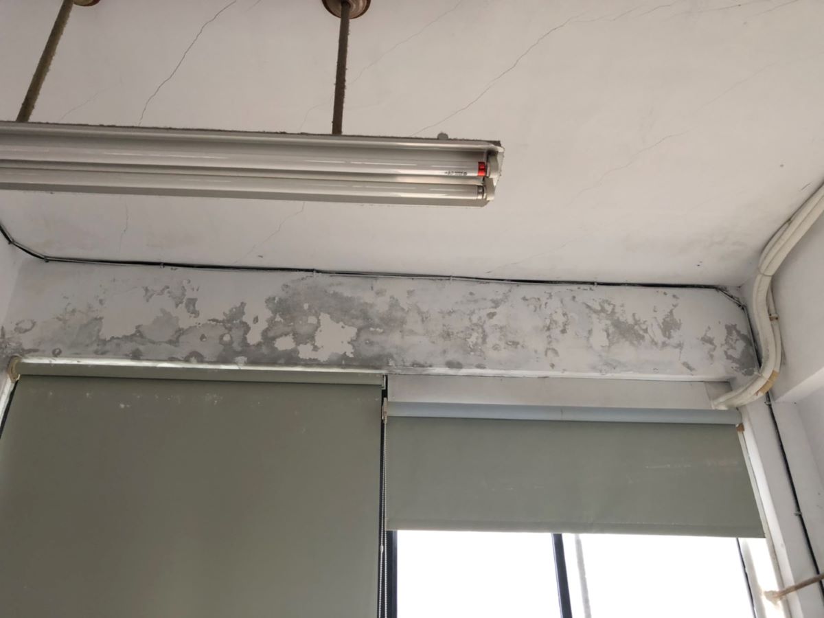 ▲室內長期通風不良，水氣無法散去恐造成壁癌。(基隆市政府提供)