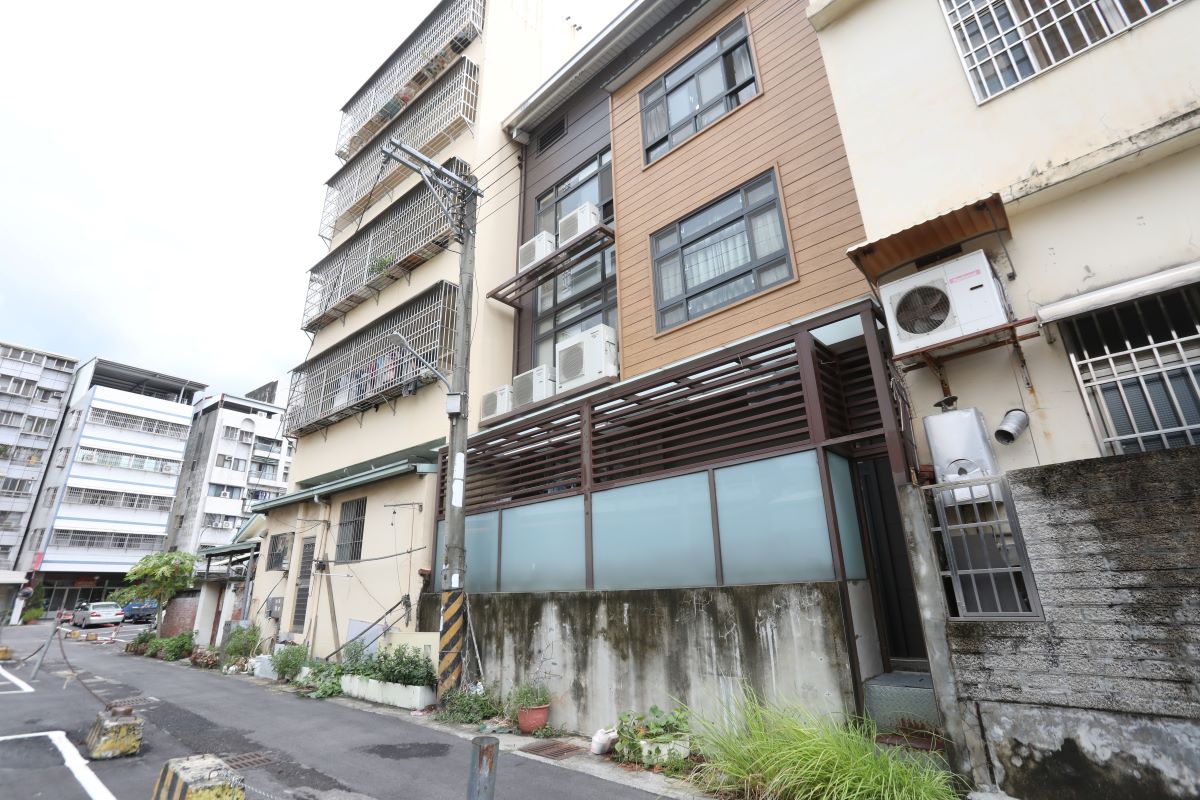 ▲Andy借住的房子（中）在4年前重建，牆面是採用具隔熱效果的複合材質，一扇大窗也分成上下三層，方便開啟對流。